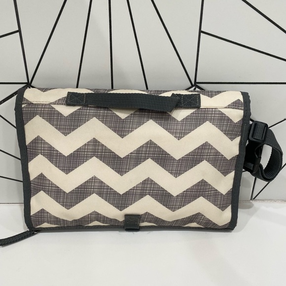 Skip Hop Chevron Diaper Clutch and Changing Station with Wet Dry Bag - Picture 6 of 10